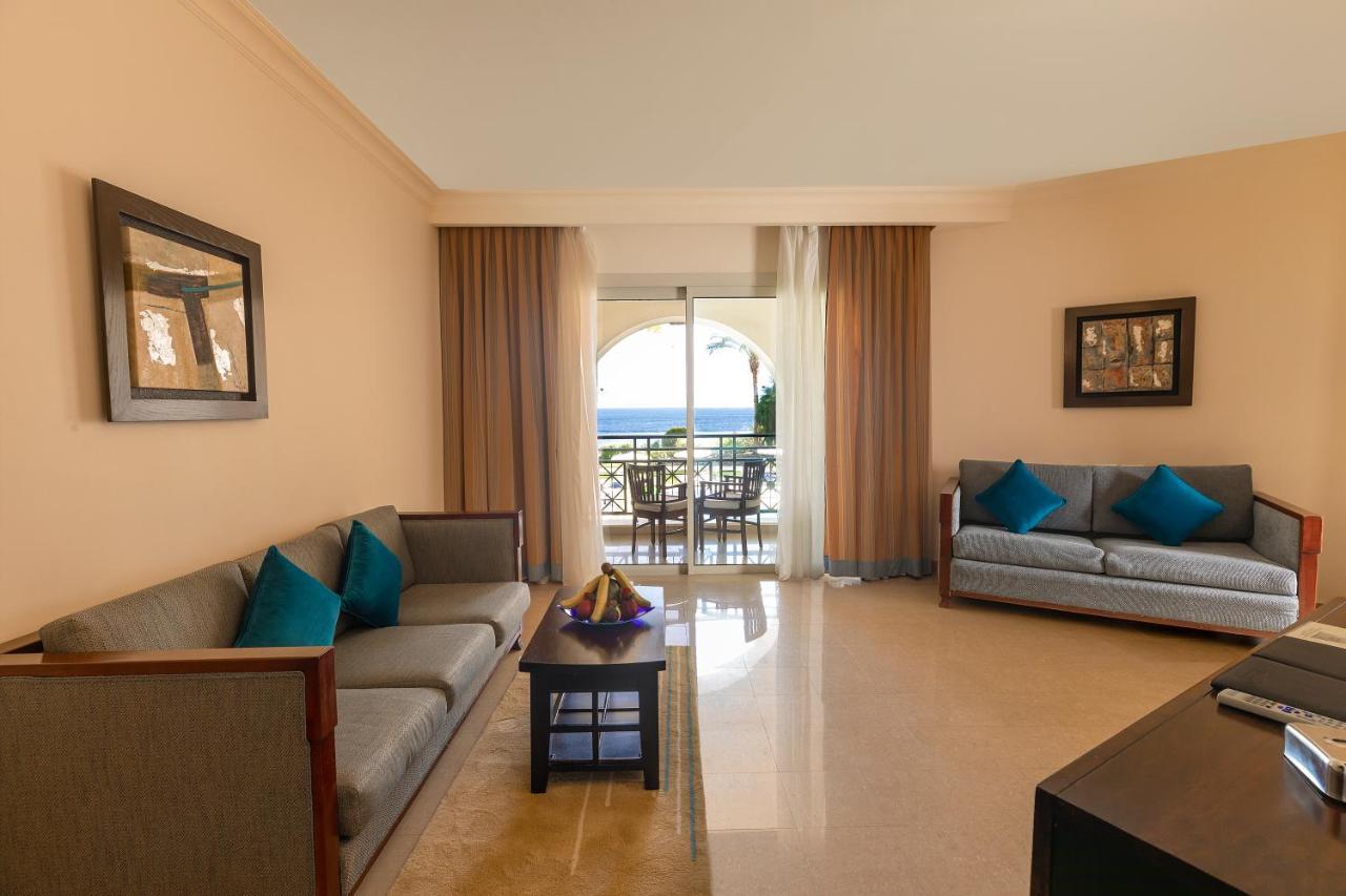 สเตลลา ดี มาเร บีช โฮเทล แอนด์ สปา Hotel ชาร์มเอลชีค ภายนอก รูปภาพ A living room in a suite at the Hilton Sharm El Sheikh Resort