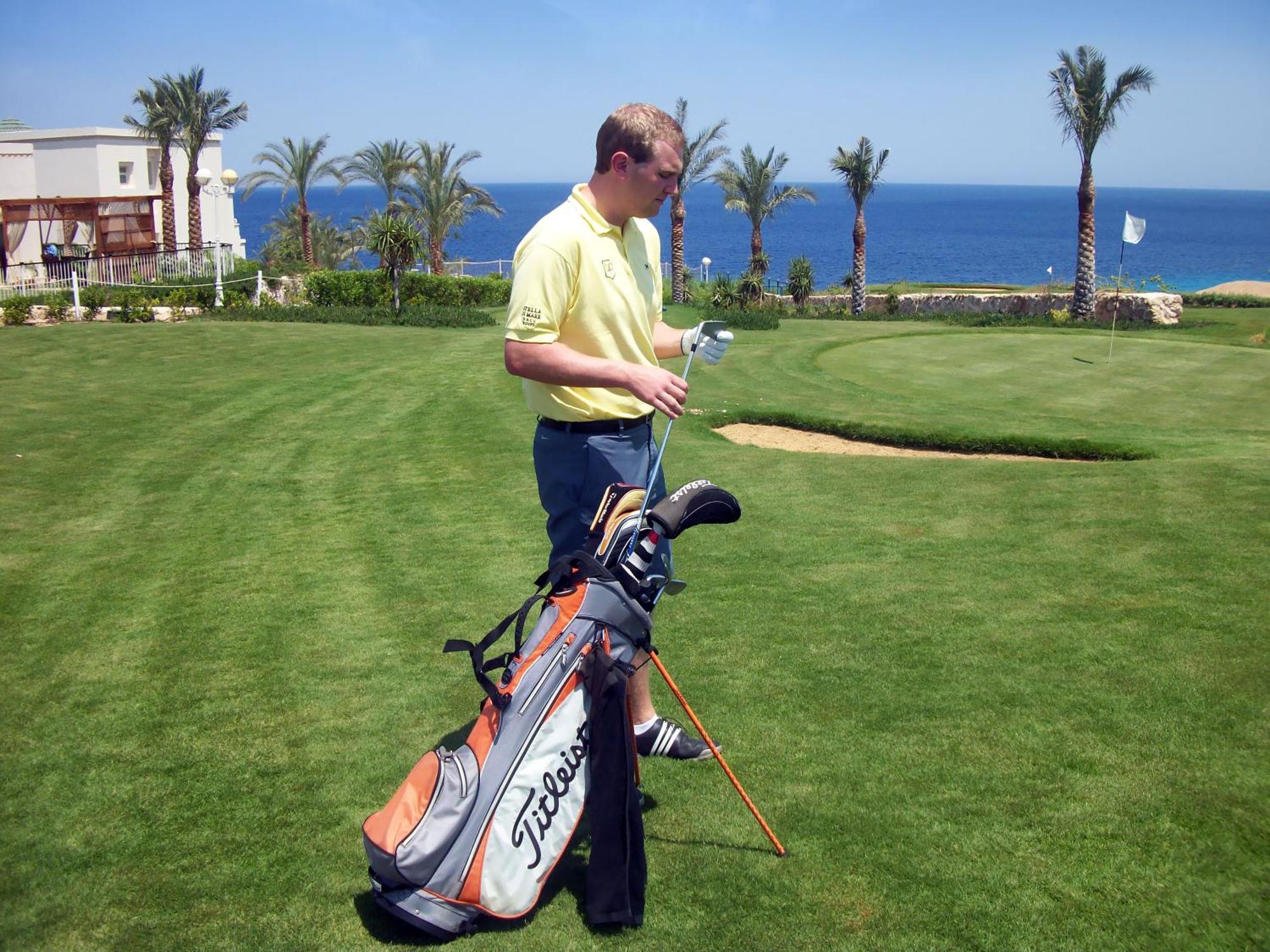 สเตลลา ดี มาเร บีช โฮเทล แอนด์ สปา Hotel ชาร์มเอลชีค ภายนอก รูปภาพ Golf player with a golf bag