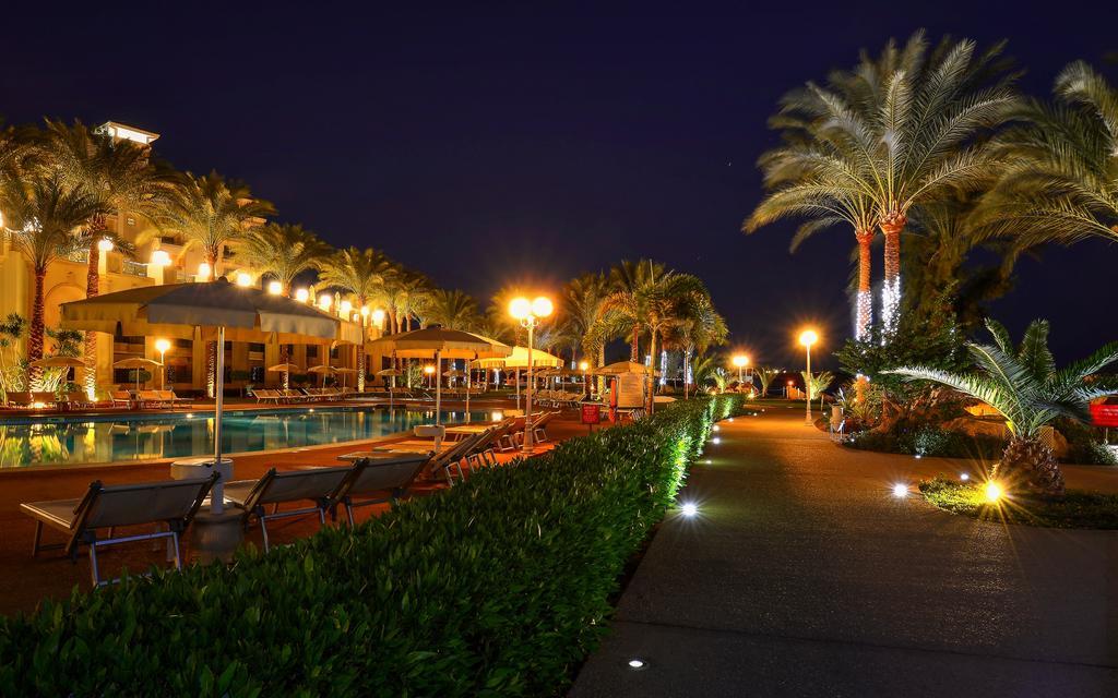 สเตลลา ดี มาเร บีช โฮเทล แอนด์ สปา Hotel ชาร์มเอลชีค ภายนอก รูปภาพ The resort at night