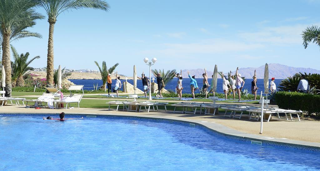 สเตลลา ดี มาเร บีช โฮเทล แอนด์ สปา Hotel ชาร์มเอลชีค ภายนอก รูปภาพ A group of tourists exercising at a resort in Egypt