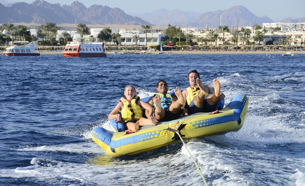 สเตลลา ดี มาเร บีช โฮเทล แอนด์ สปา Hotel ชาร์มเอลชีค ภายนอก รูปภาพ A group of people on a towable float
